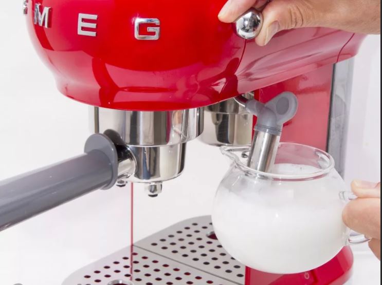 Кофемашина Smeg ECF01RDEU